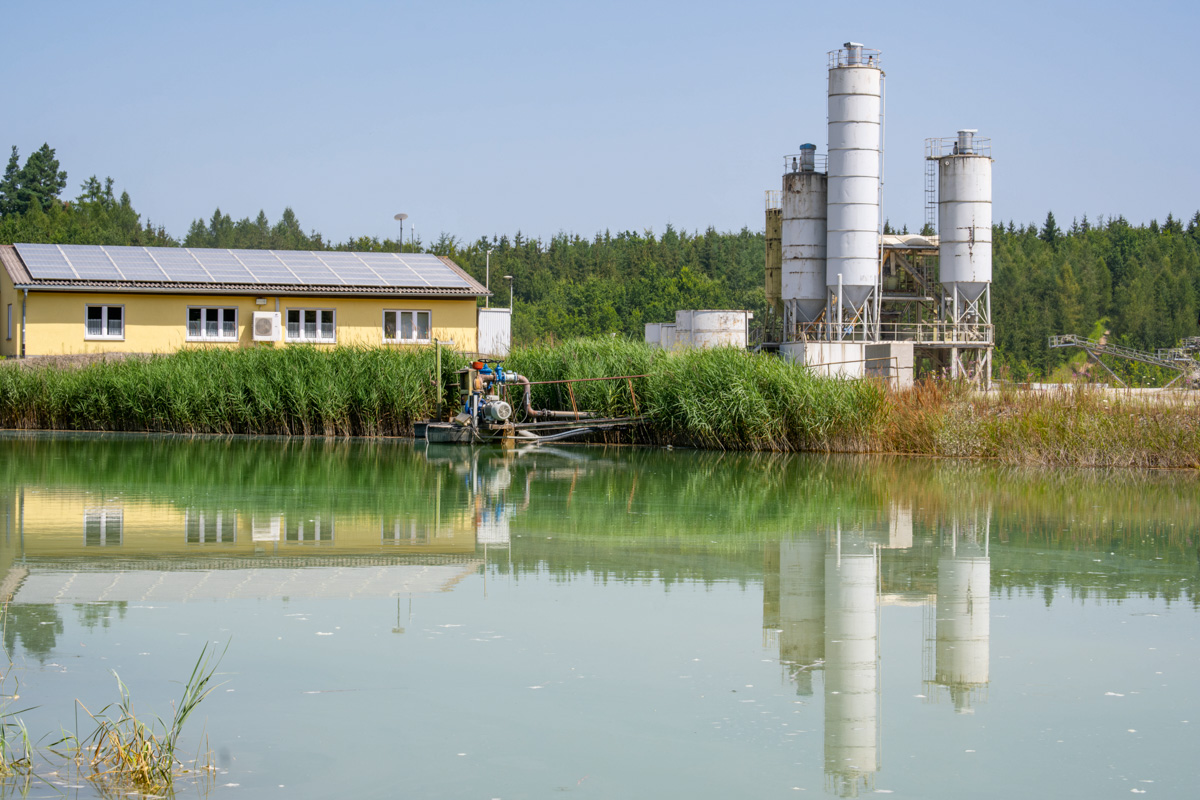 Landschaftsaufnahme vom Weiher