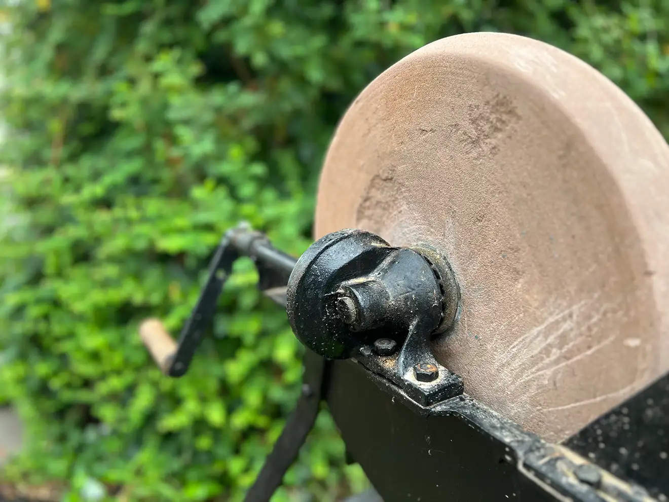 Hand grinding bench