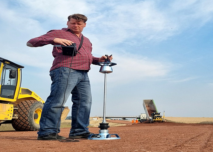 Compaction testing with the drop weight tester on a motorway construction site