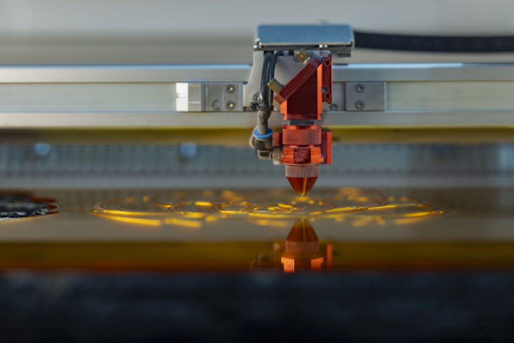 Laserschneidmaschine in der Fertigung