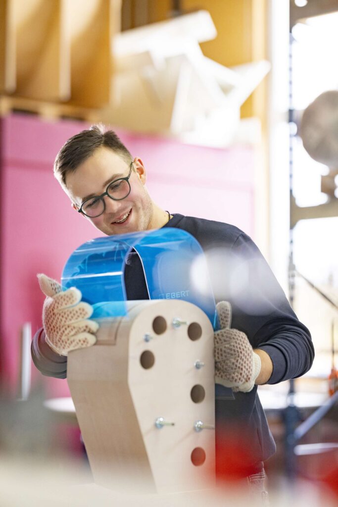 Mitarbeiter bei der Präzisionsbearbeitung von Kunststoffen