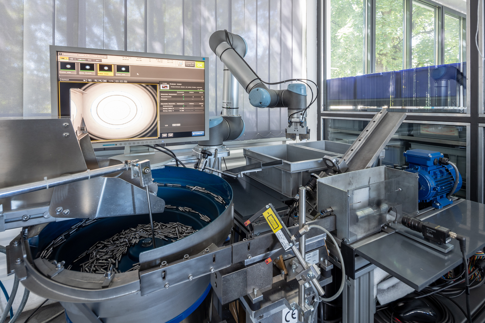Prüfstation mit Roboterarm und Bildverarbeitung