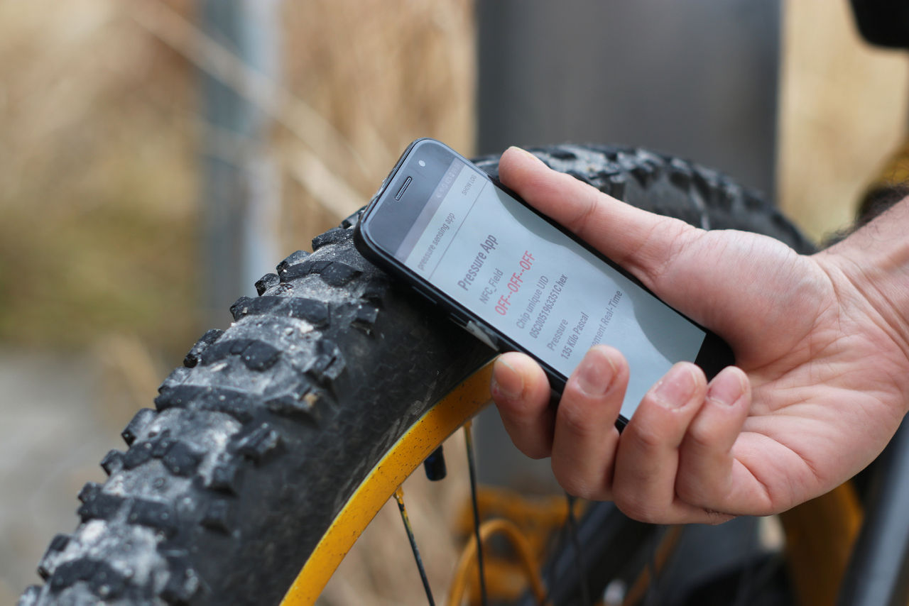Radaufhängungssensor/NFC Tire Pressure Sensing