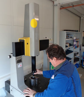 3D-Portalmessmaschine im klimatisierten Prüflabor