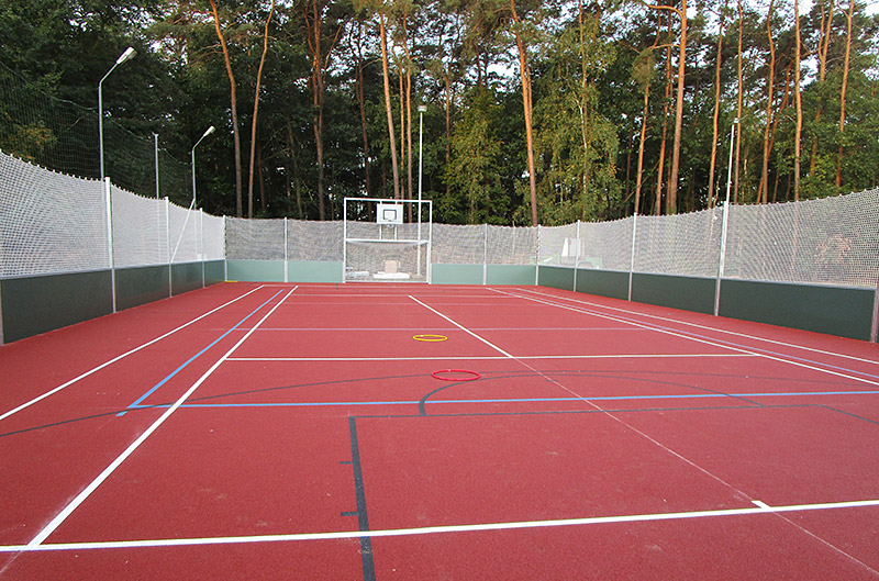 Sportplätze (Natur- und Kunstrasen, Tennen, Laufbahnen)
