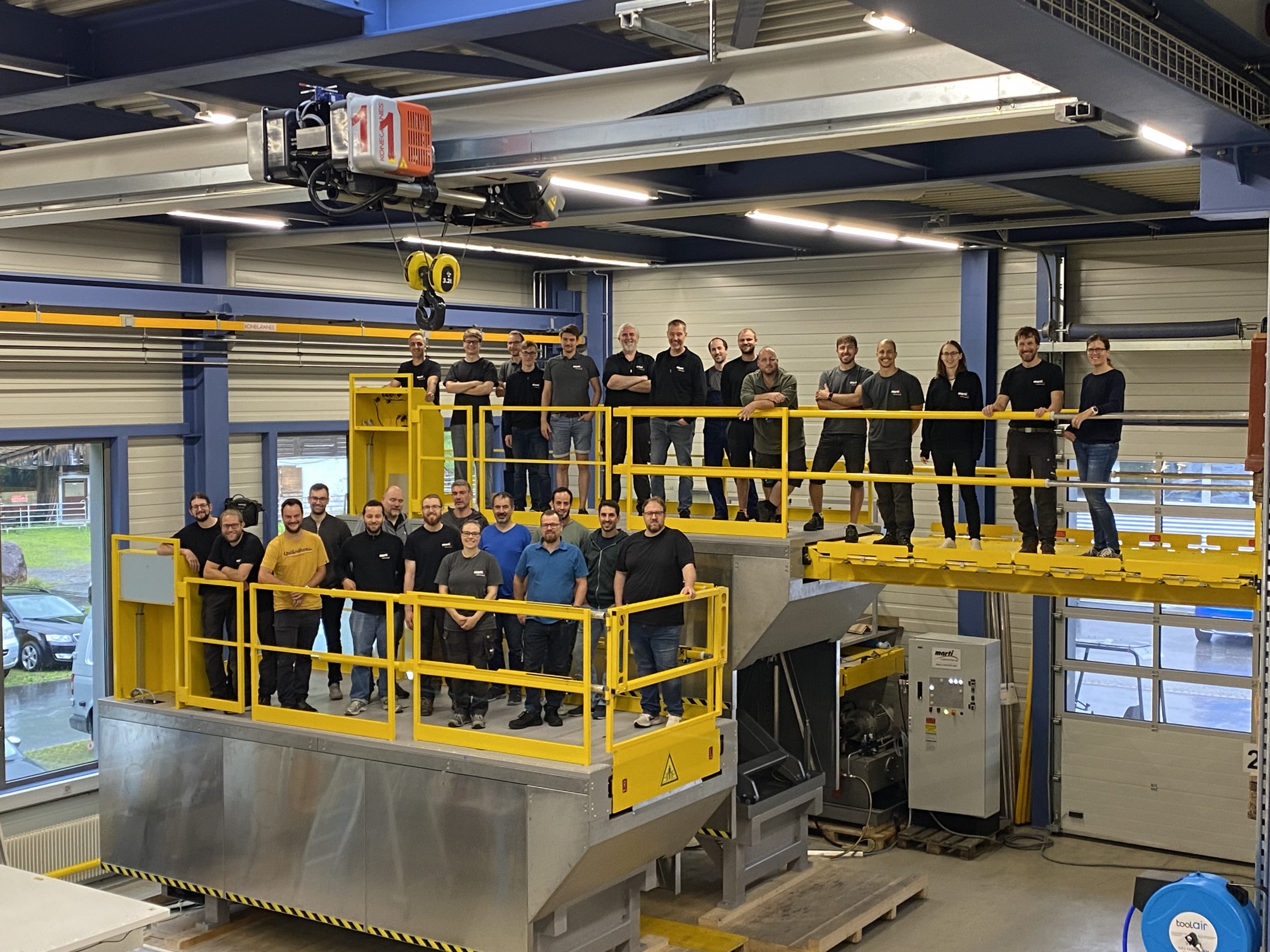 Lifting platform for megacasting