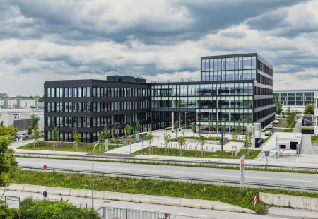 Fensterbänder, Trapezblech und Aluminiumblechverkleidung Bürohaus Garching II