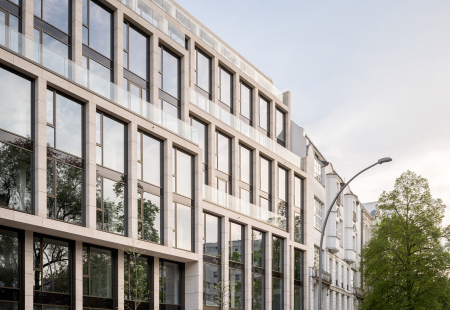 Natursteinfassade und Blechlisenen BE.YOND OFFICE Berlin