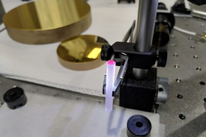 Labor mit Laserkristall-Setup