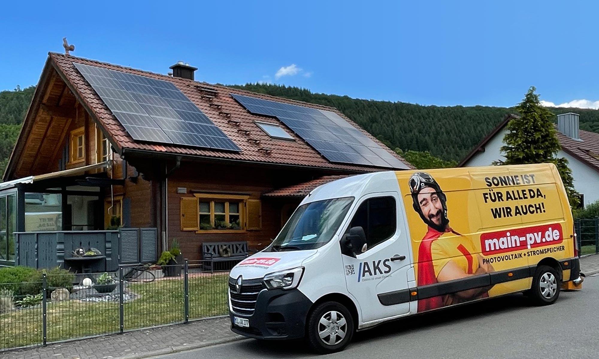 main-pv-Fahrzeug vor Kundengebäude