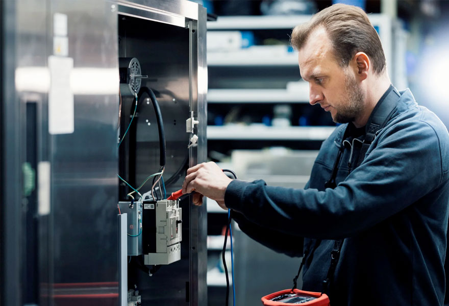 Servicetechniker bei Messarbeiten an einer Prüfanlage