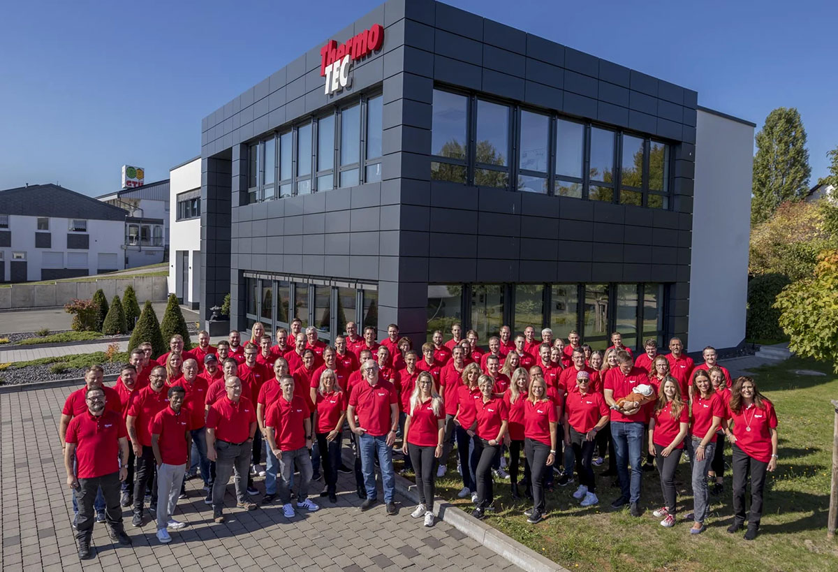 ThermoTEC-Team vor dem Firmengebäude in Weilburg