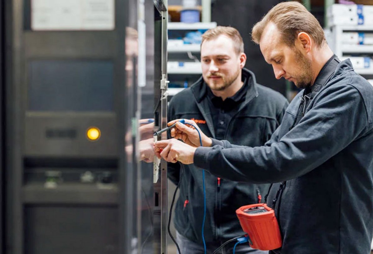 Servicetechniker bei Wartungsarbeiten