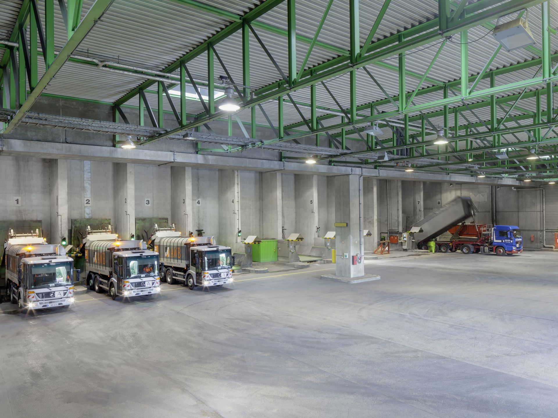 Müllfahrzeuge in der Anlieferhalle der RMVA