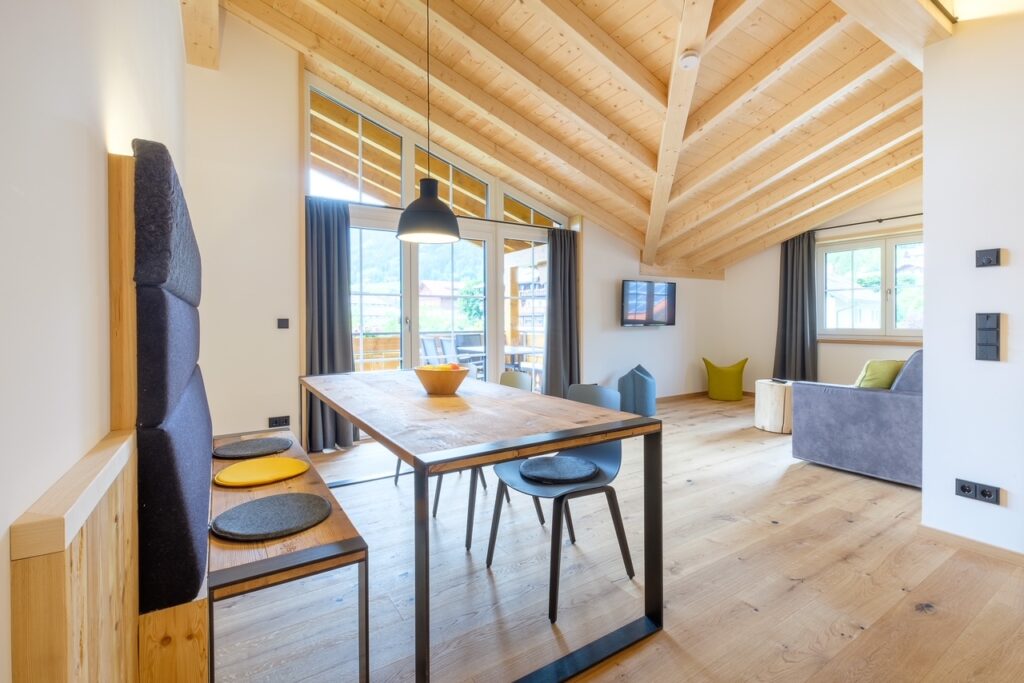 Wohnzimmer mit Sichtdachstuhl