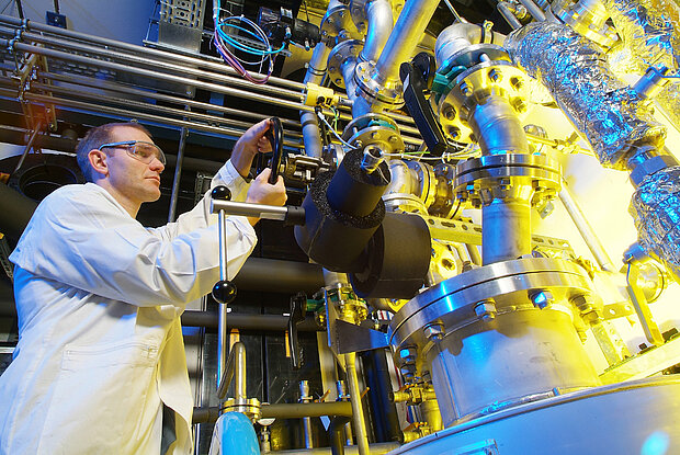 Ingenieur an einer Technikumsanlage