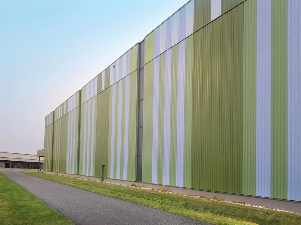 Nasslackierte Industriehalle aus dem Werk