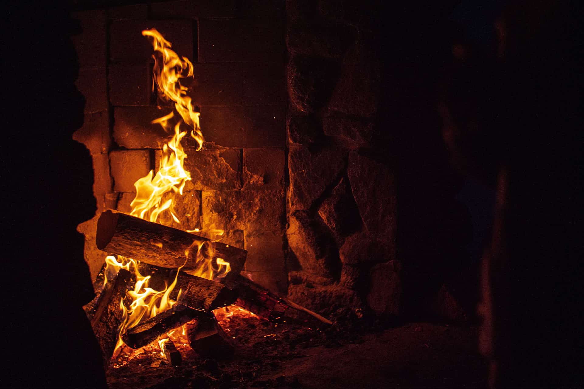 Holz brennt im Kamin