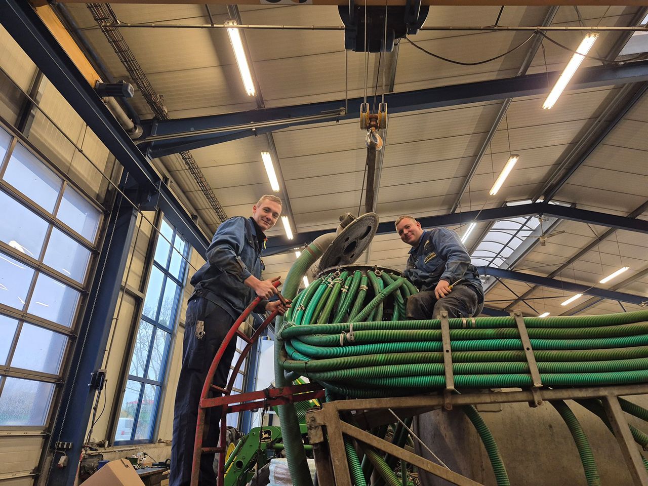 Reparatur eines Güllefasses in der Werkstatt
