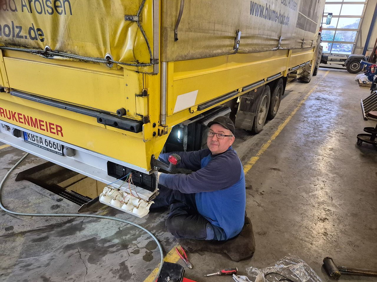 Reparaturarbeiten an einem Lkw