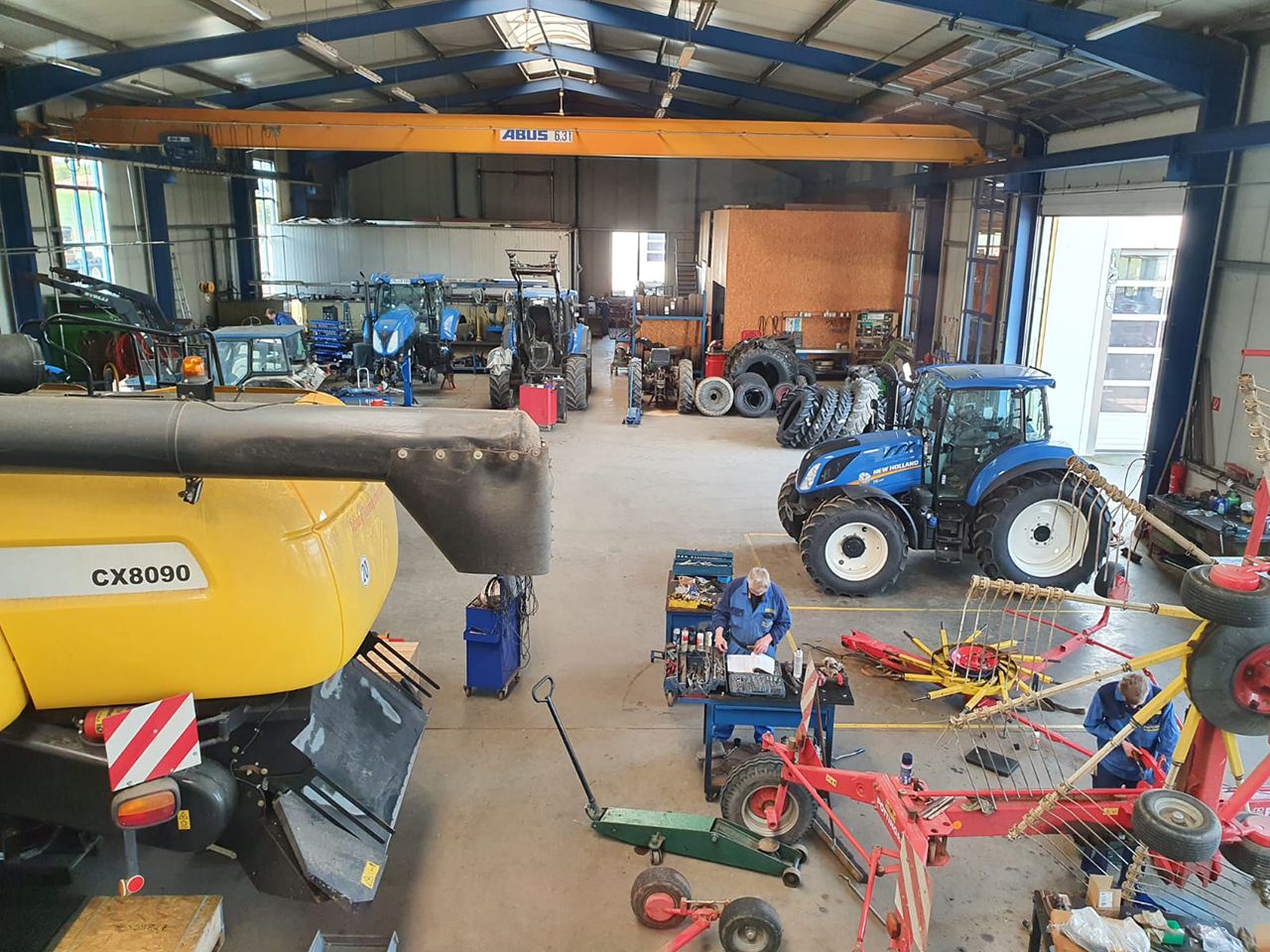 Werkstatt mit Traktor und landwirtschaftlichen Geräten