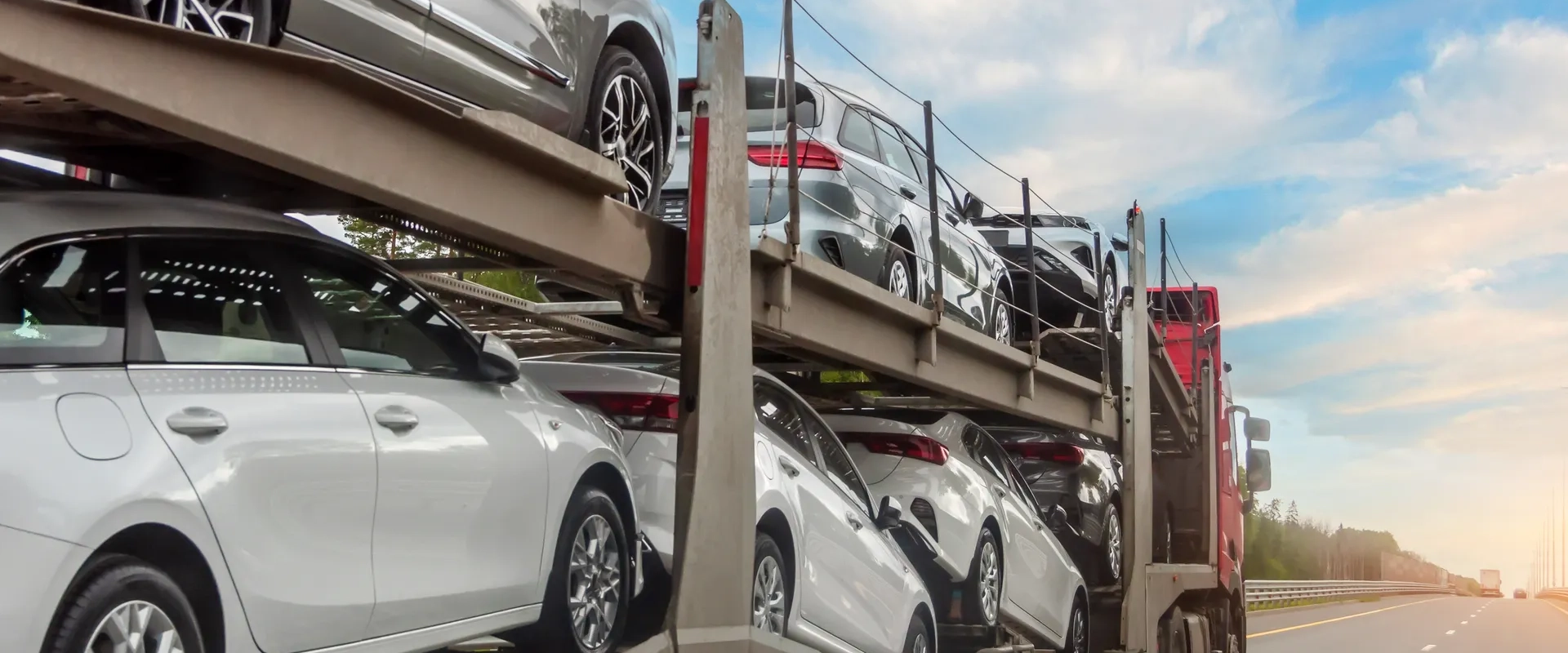 PKW-Transporter mit zertifizierten Autotransportgurten