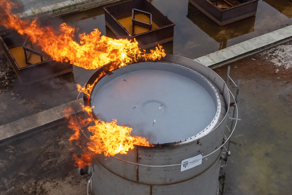 Fire-resistant GRP full-contact floating roof (fire test)