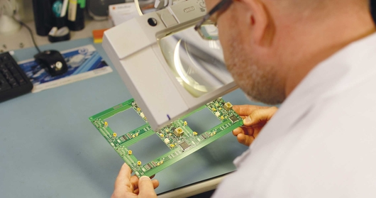 SMD- und THT-Bestückung