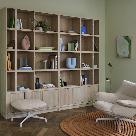Muuto Stacked Regalsystem mit Loungesessel