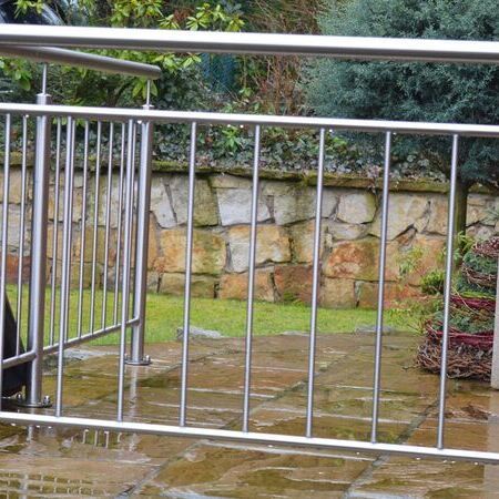 Edelstahlgeländer mit senkrechten Füllstäben