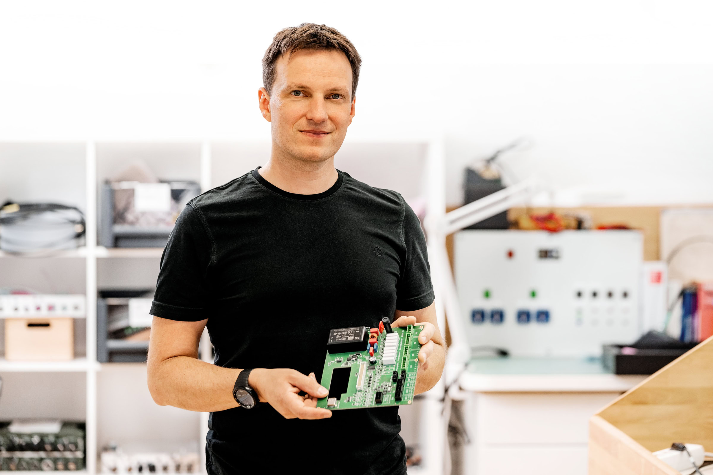 Geschäftsführer Sebastian Reger zeigt entwickelte Elektronik