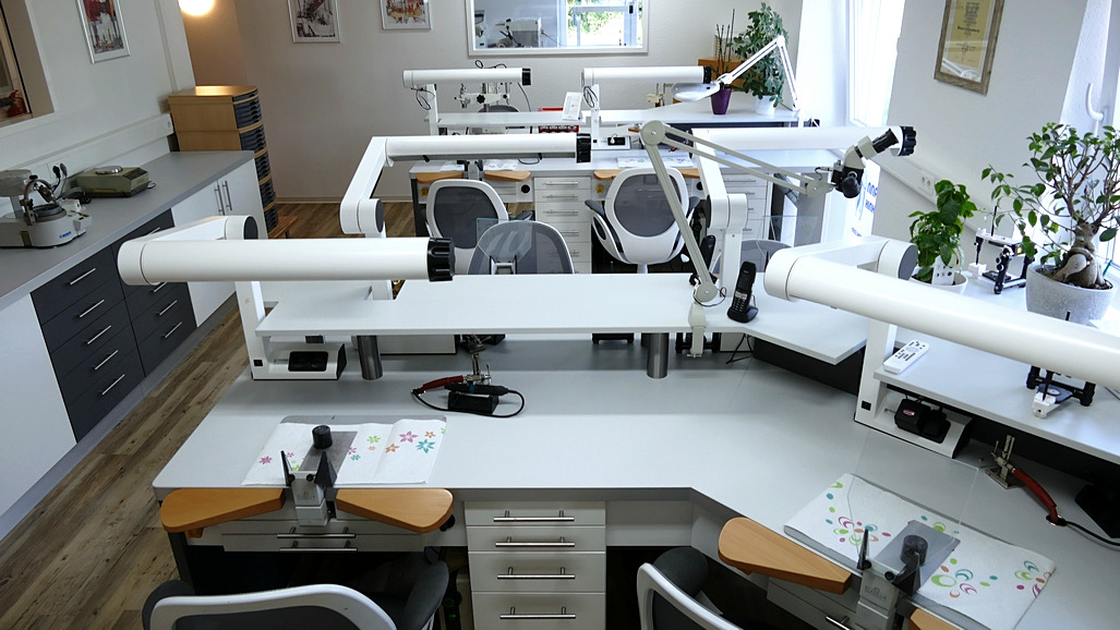 Handwerkliche Verblendtechnik mit individueller Farbschichtung