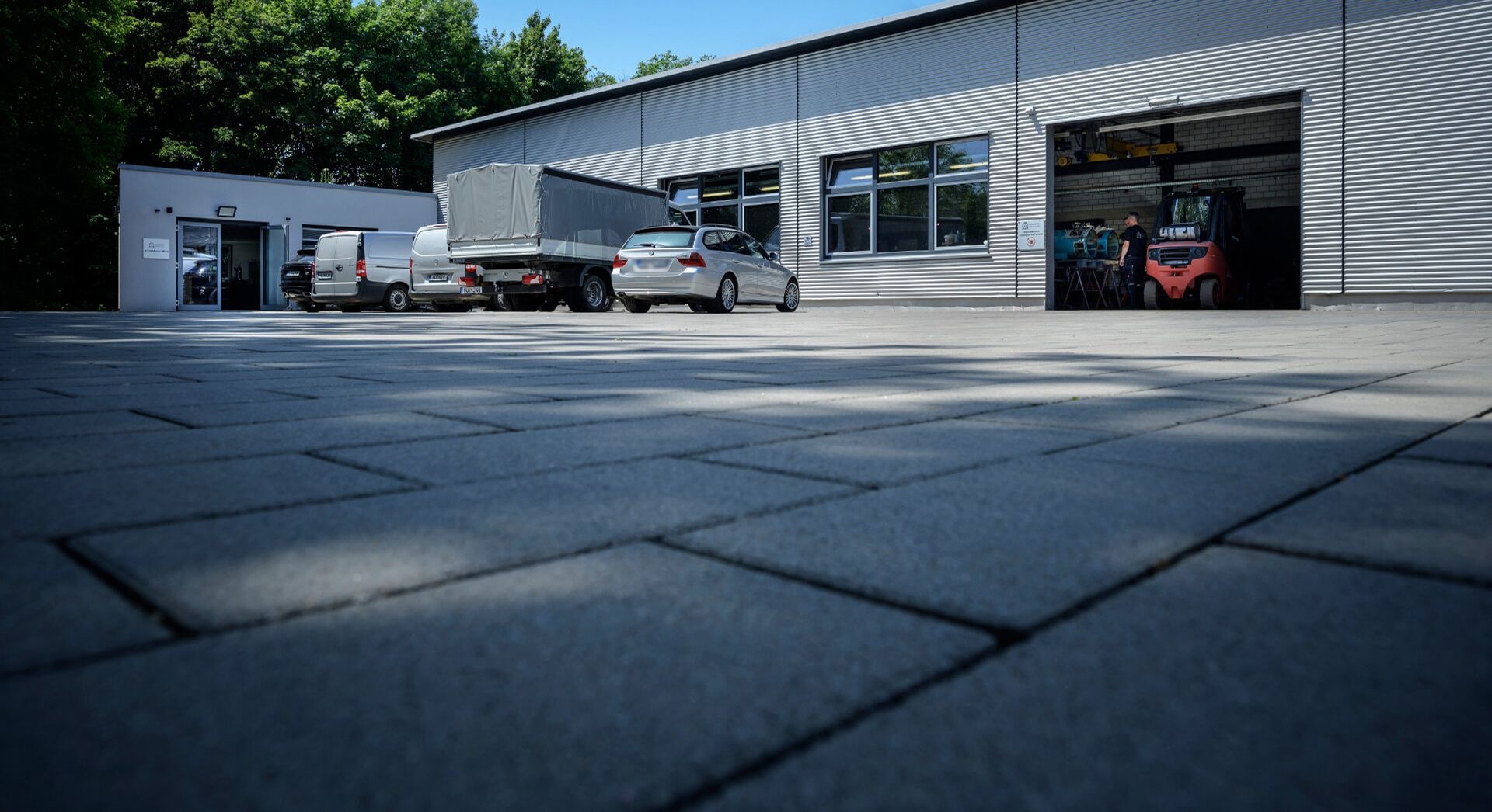 Außenansicht der Gewerbehalle in Neu-Ulm