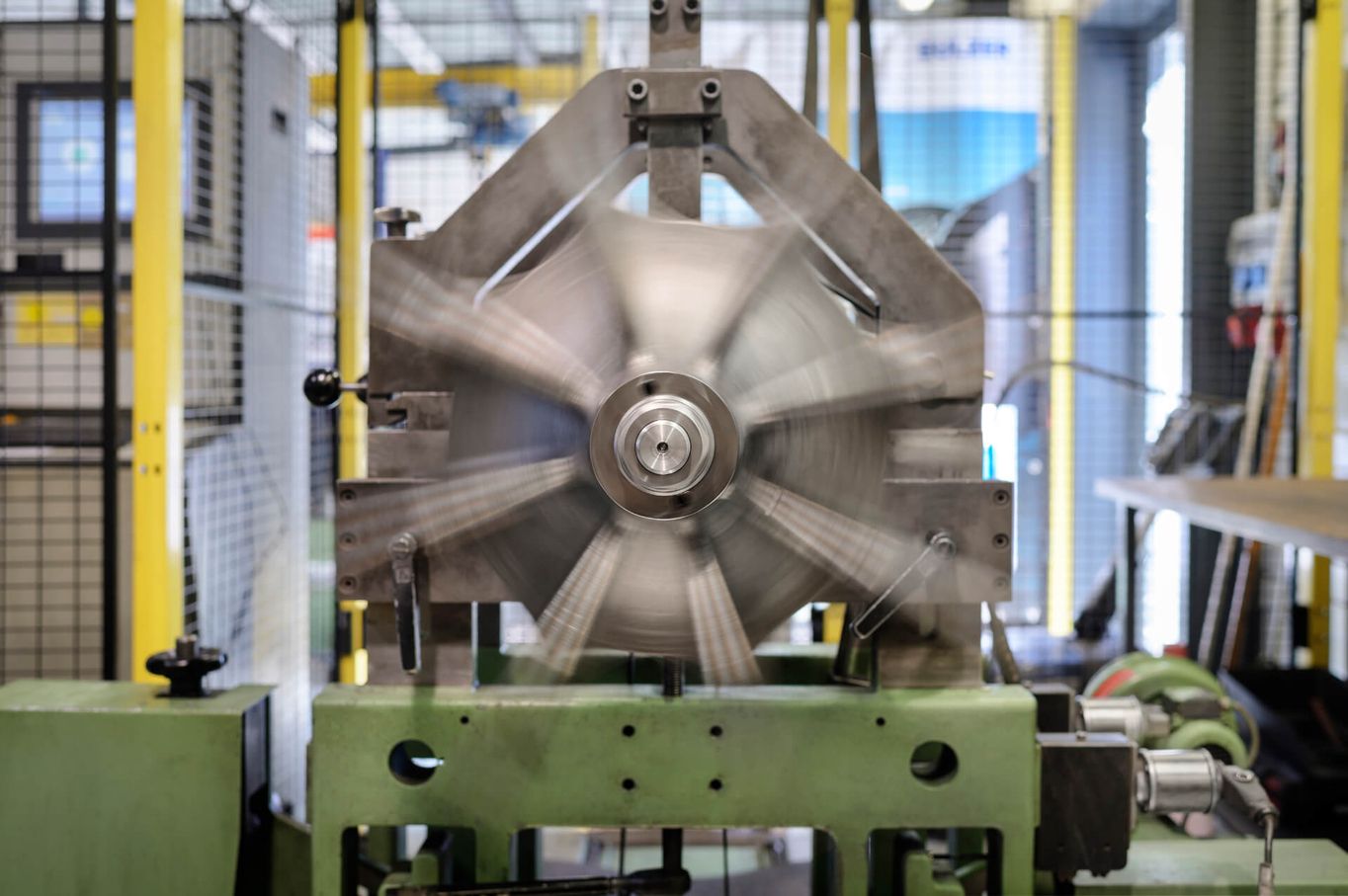Drehende Maschine in der Produktionshalle