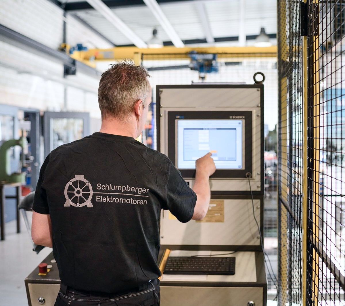 Techniker an Steuerung und Computer
