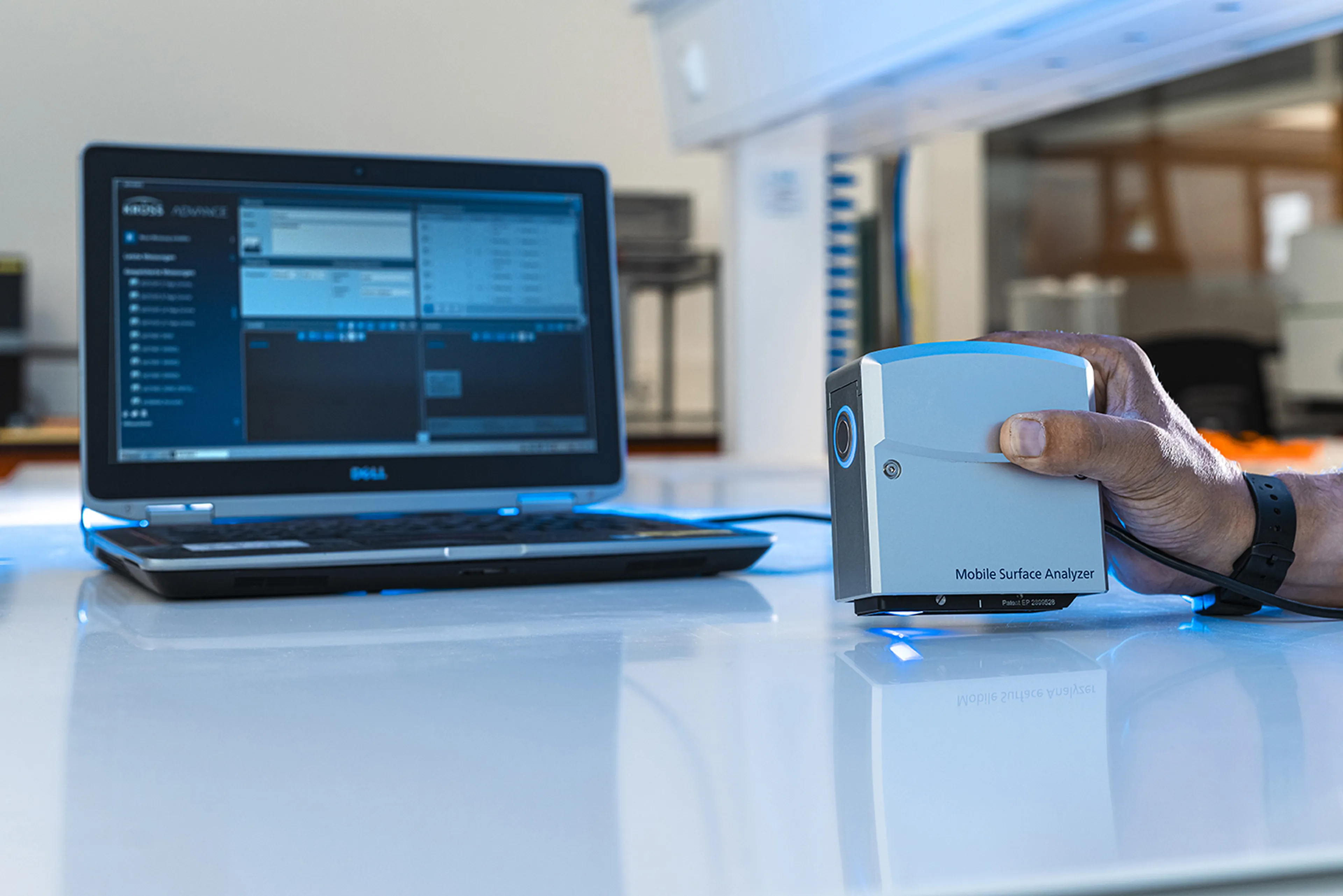 Prüfung der Oberflächengüte mit mobilem Oberflächenanalysator