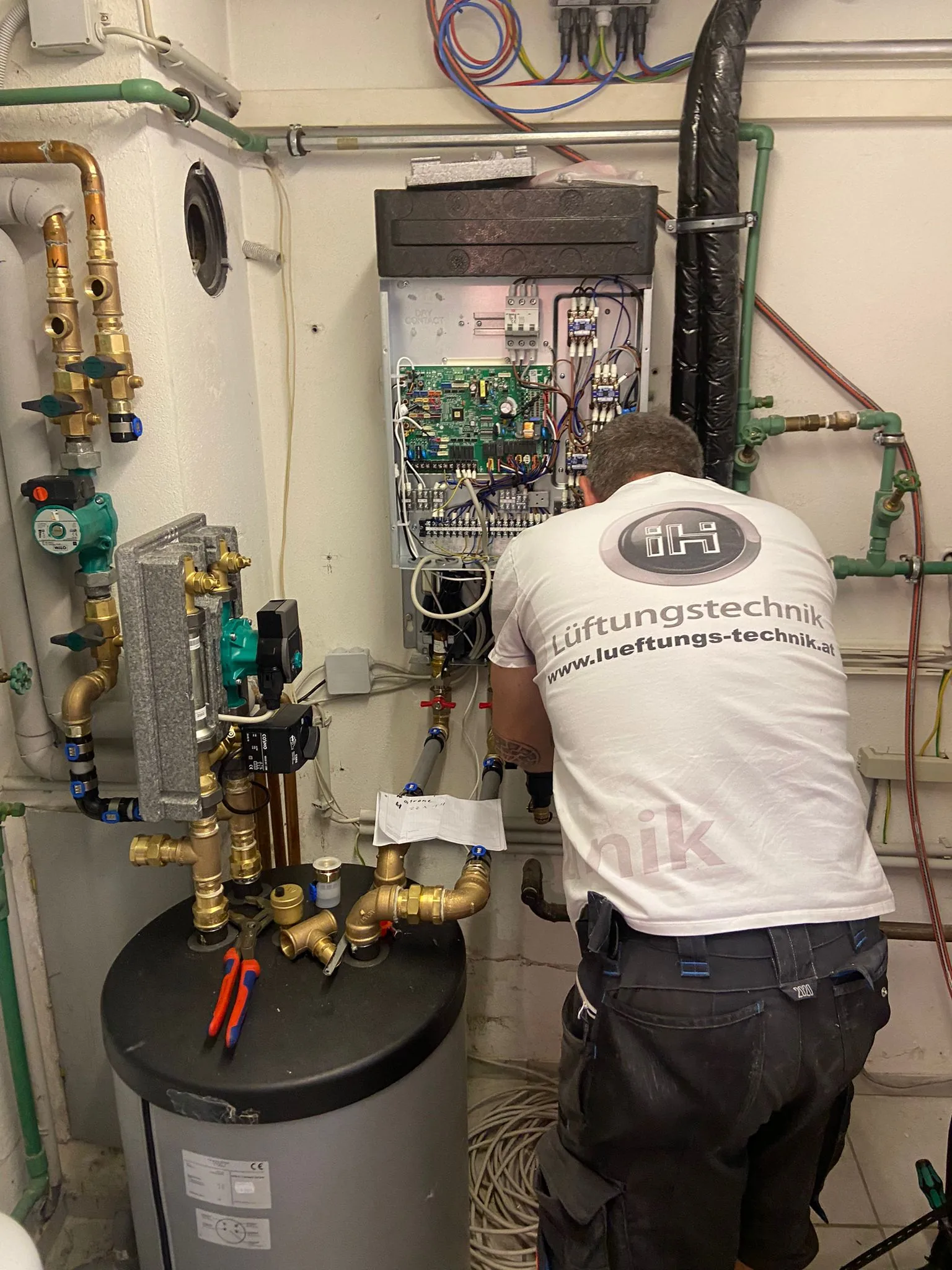 Techniker bei Servicearbeiten