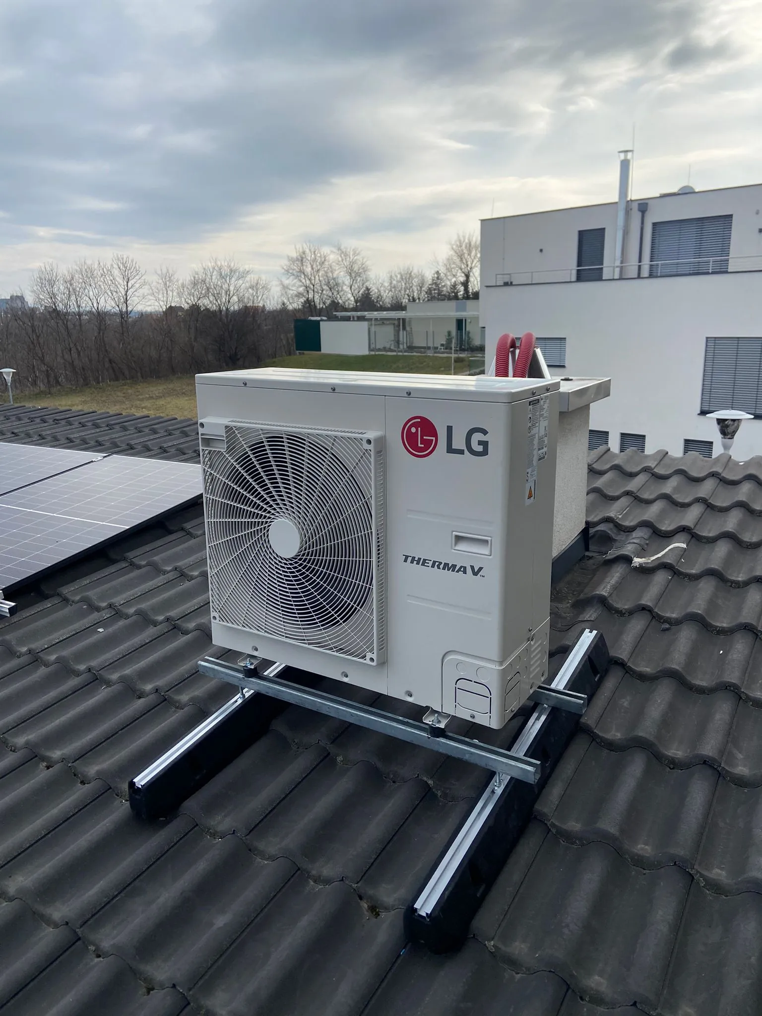 LG THERMA V Wärmepumpe, Dachaufstellung
