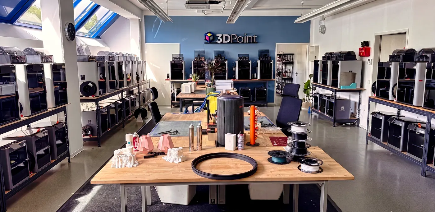 Showroom und Werkstatt mit Druckerpark und Materiallager