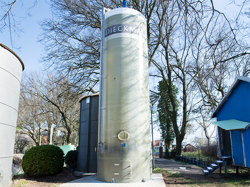 Storage tank for liquid feed