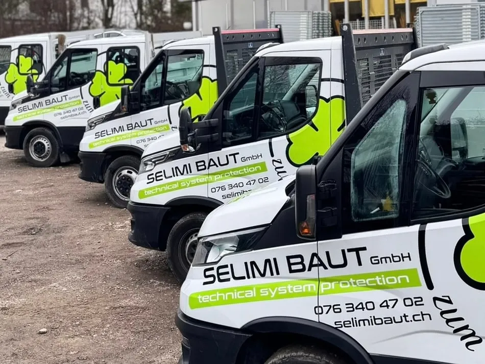 Beschriftete Flotte eines Bauunternehmens