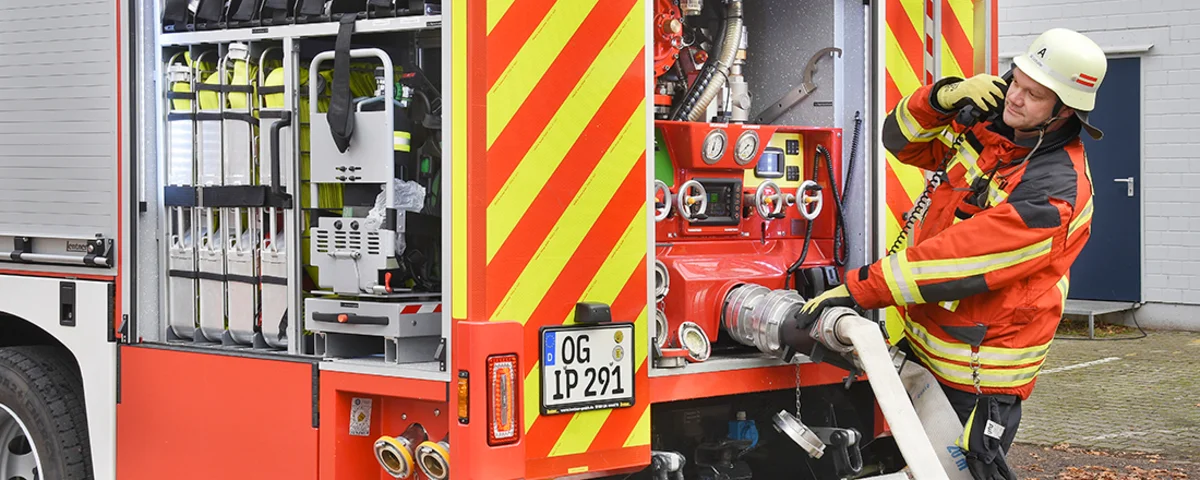 Abwehrender Brandschutz mit Industrielöschfahrzeug