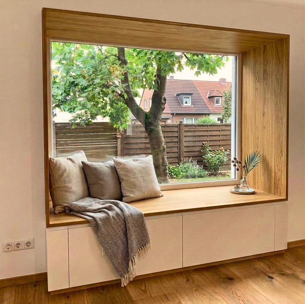 Sitzfenster mit Eichenrahmen und Stauraum