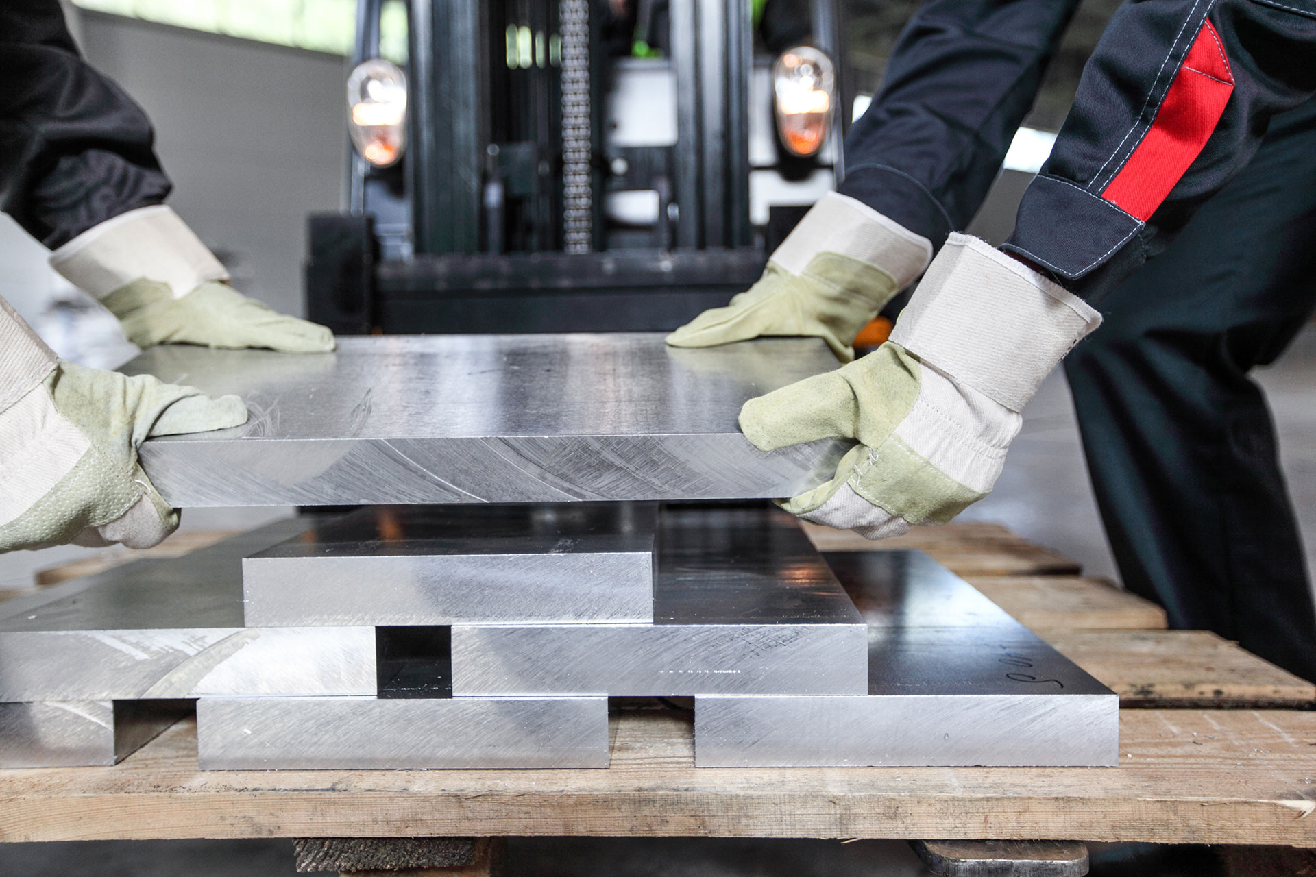 Stapel von Aluminium-Plattenzuschnitten
