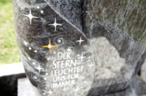 Zweiteiliger Formstein mit Spruch und Swarovski-Steinen