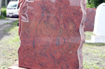 Felsen mit Sockel aus Twilight Red mit plastischer Rose