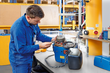 Reparatur an einem Kettenzug