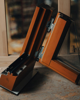 Holzfenster mit Beschlägen