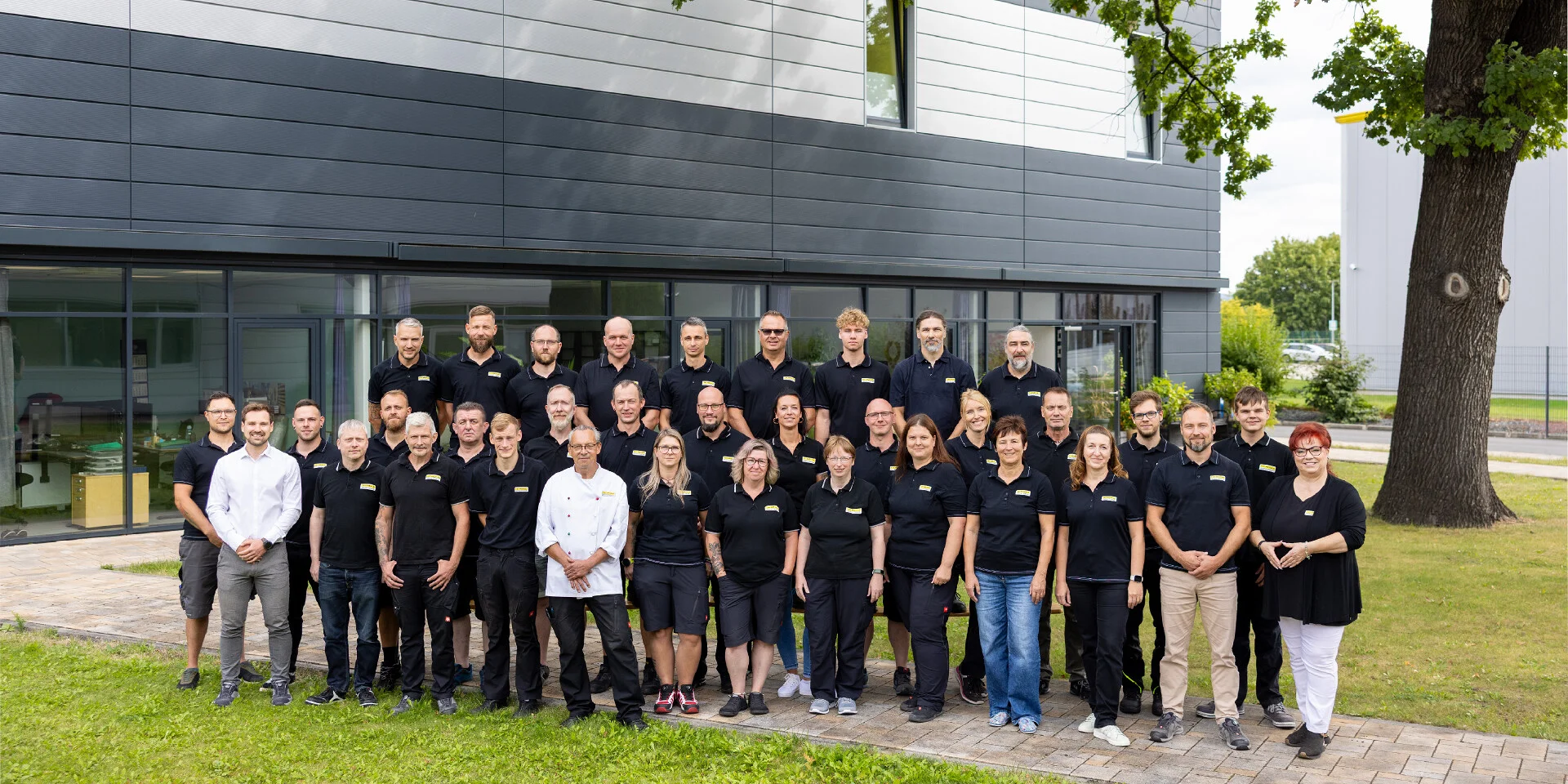 Mannschaftsfoto im Firmenhof