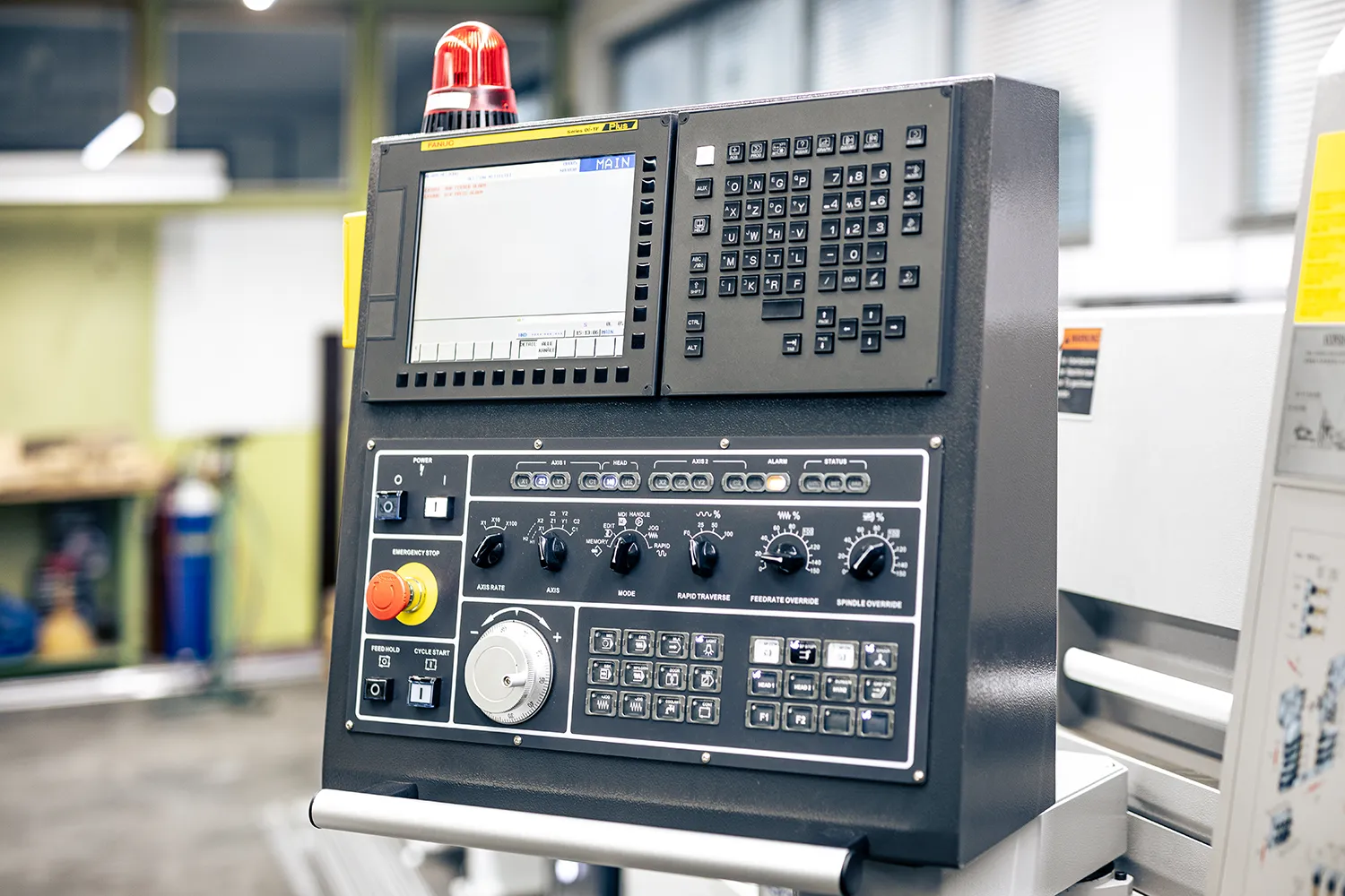 Bedienfeld eines CNC-Langdrehautomaten
